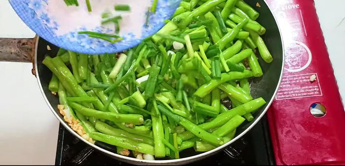 Add green onions and stir-fry for about 30 seconds until cooked. (243.159)