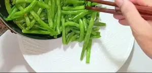 Crispy Garlic Green Beans: A Simple Vietnamese Stir-Fry