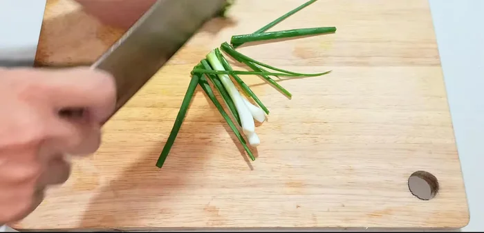 Wash and cut the green onions into 3cm pieces. (43.48)