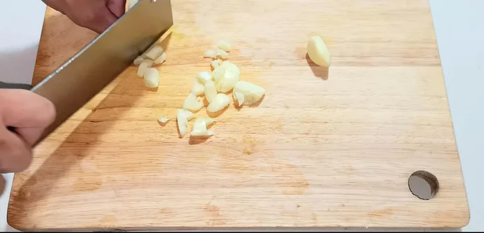 Crush and finely chop the garlic. (52.28)