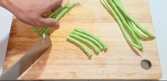 Trim the ends of the green beans and cut them into bite-sized pieces. (71.52)