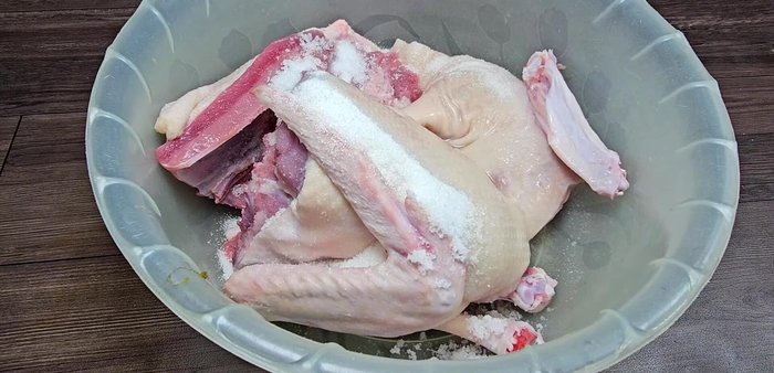 Prepare the duck meat: Remove any feathers. Massage the duck meat with 1 tablespoon of salt, 2 tablespoons of sugar, and 50ml of white wine to remove any fishy smell. Rinse thoroughly and chop into bite-sized pieces.