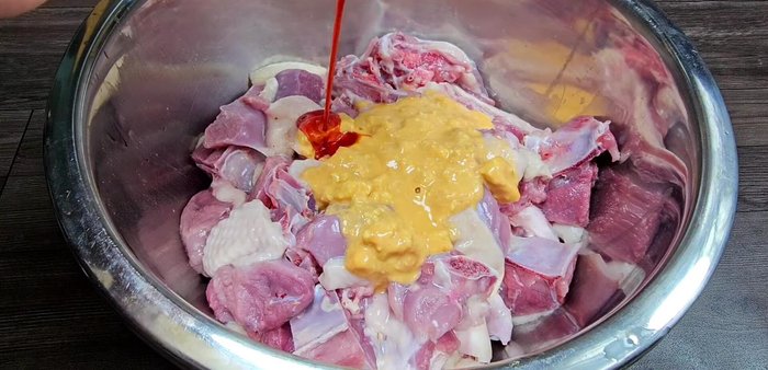 Marinate the duck: In a bowl, combine the chopped duck meat with 3 tablespoons of fermented bean curd, a little annatto oil, half of the sugar and MSG, minced garlic and shallots. Mix well and marinate for 30 minutes.
