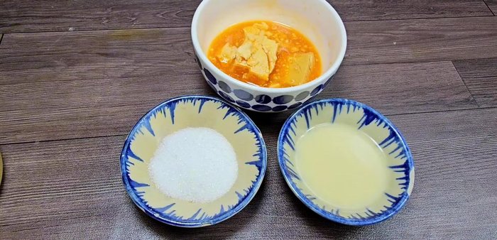 Prepare dipping sauce: Blend 1 tablespoon of sugar, 1 tablespoon of condensed milk, and 70g of fermented bean curd into a smooth sauce.