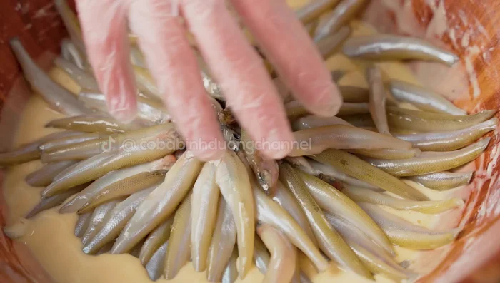 Coat the drained anchovies with the prepared batter.