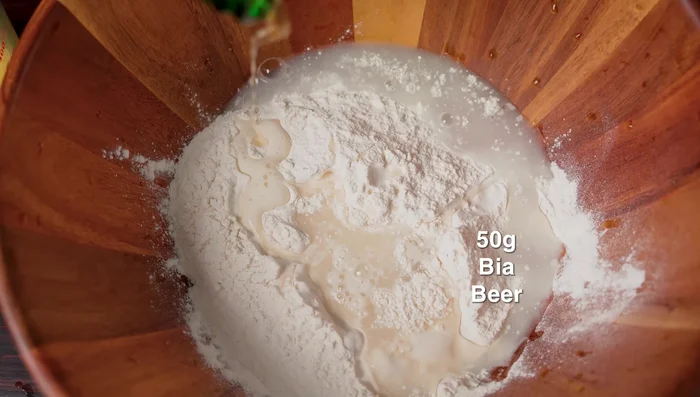 Mix 100g all-purpose flour, 50g beer, 1 beaten egg, 1 teaspoon turmeric powder, 1 teaspoon seasoning powder, and 1/2 teaspoon pepper in a bowl.