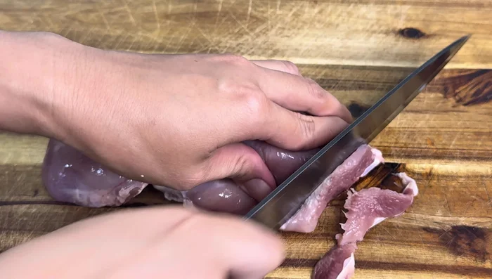 Chop duck meat and marinate with minced onion, garlic, sugar, seasoning powder, and pepper.
