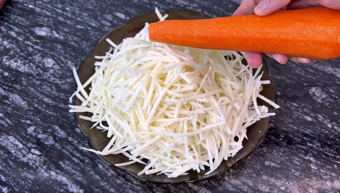Grate cassava and carrots.