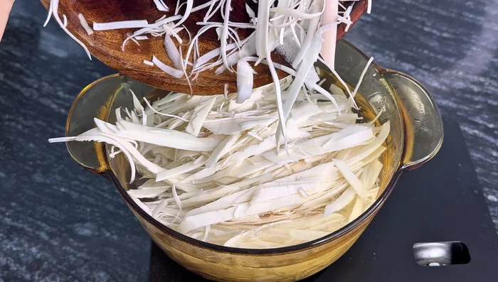 Boil bamboo shoots with salt for 20 minutes.