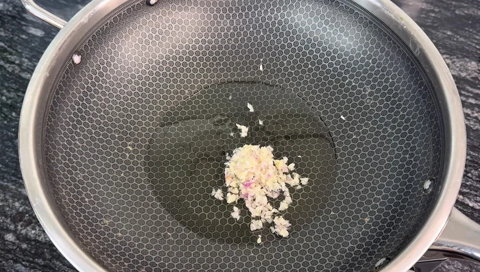 Stir-fry minced garlic, shallots, duck meat, and then add bamboo shoots, carrots, and cassava.