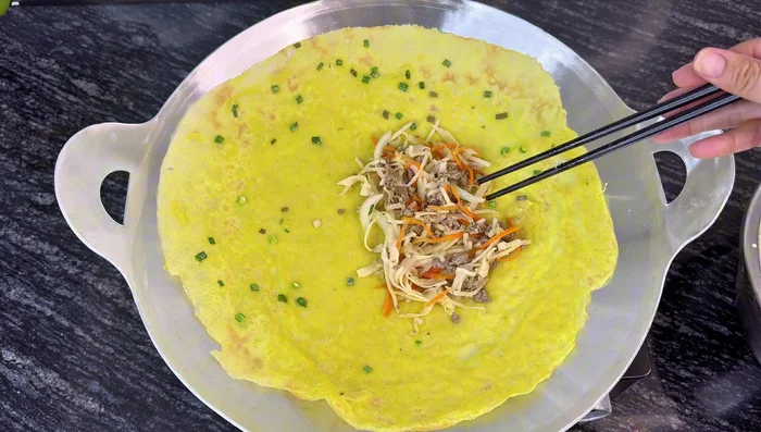 Add the filling to the cooked pancake.