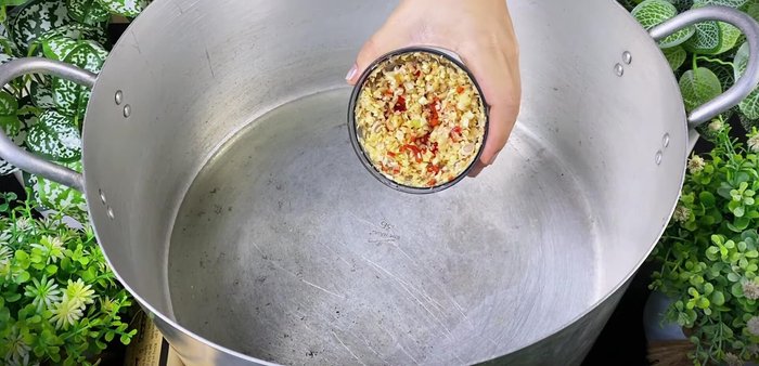 Heat cooking oil in a pot. Stir-fry lemongrass, garlic, and chili until fragrant.