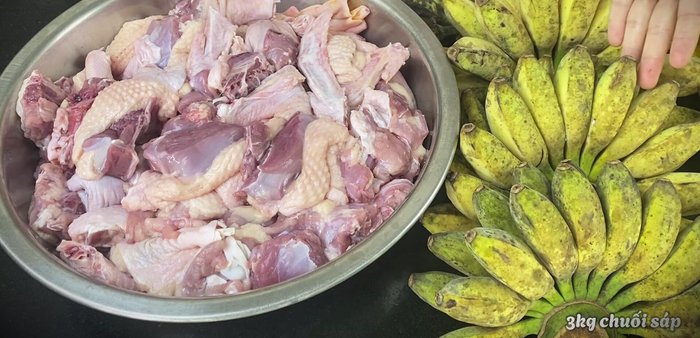 Wash duck meat with vinegar, salt, and wine to remove odor. Cut into bite-sized pieces.