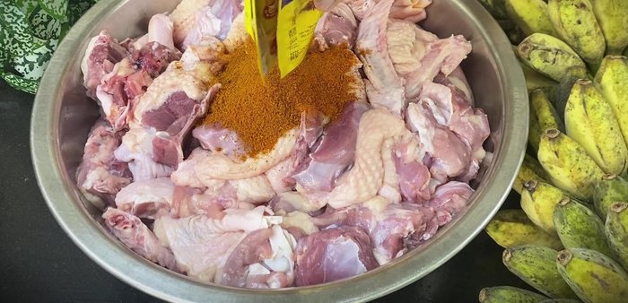 Marinate duck meat with curry powder, curry oil, garlic, chili, lemongrass, rock sugar, salt, and pureed chili for 15-30 minutes.