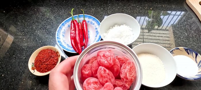Blend the pickled plums until crushed and smooth. The smoother, the better the taste.
