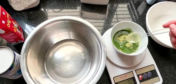 Mix green tea powder with a little water until dissolved.