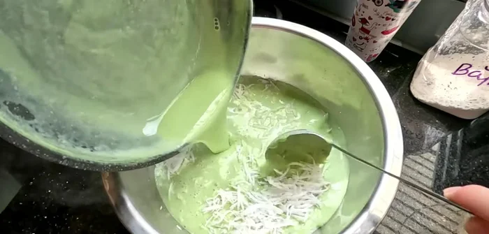 Combine the cooled cream sauce with the stir-fried coconut flakes.
