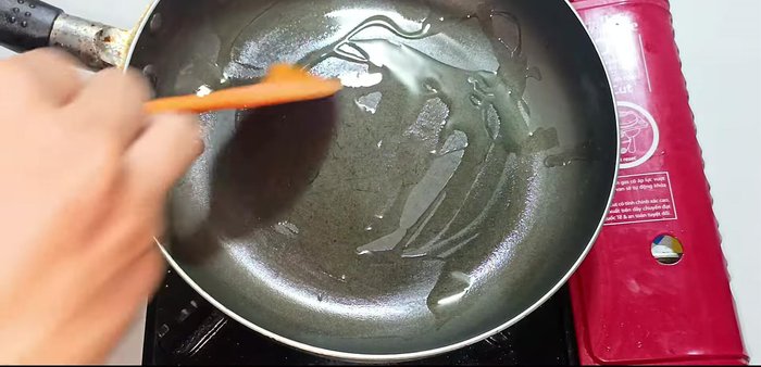 Lightly oil the pan, add the dough, and prick with a fork. Cook for 1 minute per side over low heat.