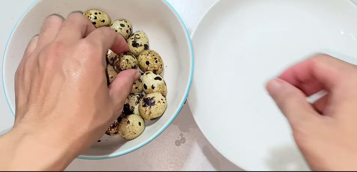 Peel the cooled eggs. If the eggshell sticks, rinse the eggs first.