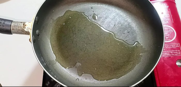 Add more cooking oil to the pan. Sauté minced garlic, shallots, and chili peppers until golden brown.
