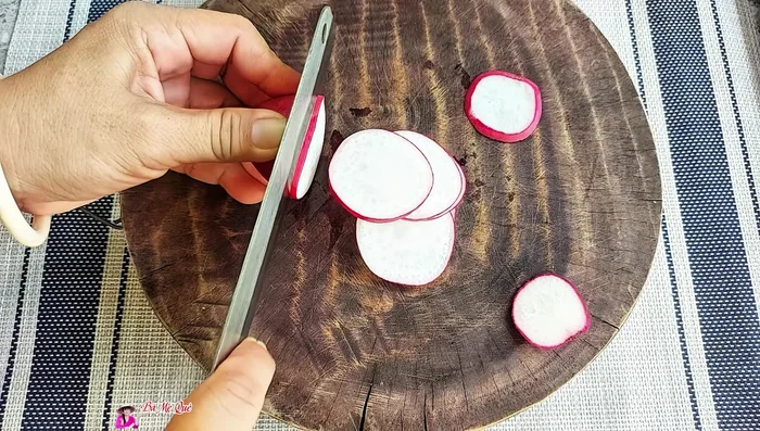 Prepare the beetroot by slicing thinly, not too thin, not too thick. Soak in diluted salt water for about 3 minutes to soften.