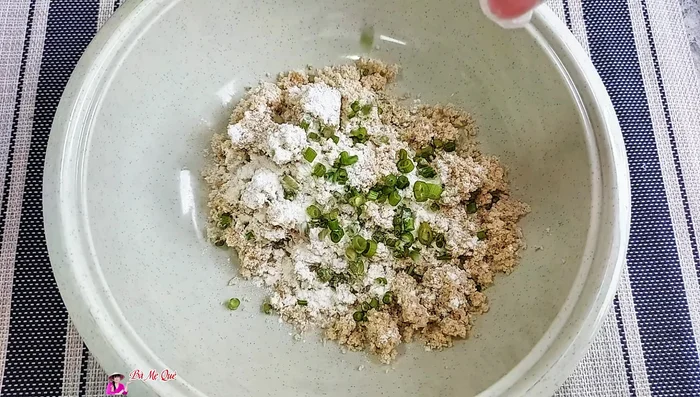 Make vegetarian patties: Grind vegetarian ham, add rice flour, chopped celery, and knead until soft.