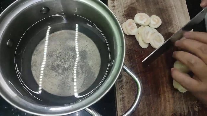 Wash and peel the garlic. Prepare the chili.