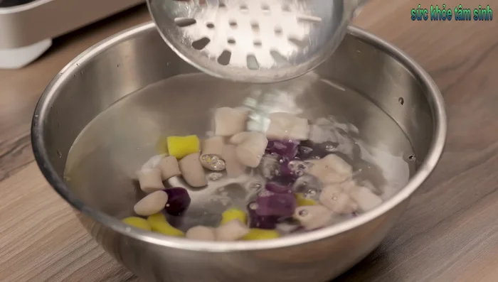 Remove the boiled potato balls and rinse them with cold water to prevent sticking and enhance flavor.