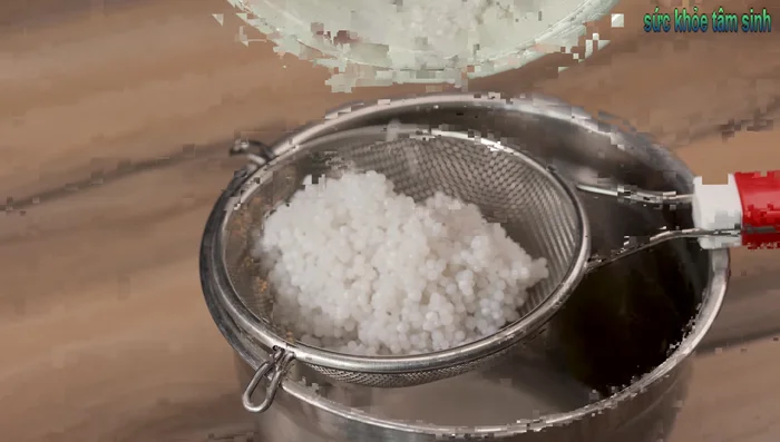 Add the soaked and rinsed flour to the pot.