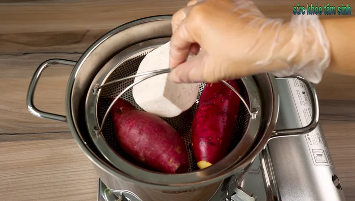 Steam the potatoes (sweet potatoes and taro) for about 40 minutes until soft.