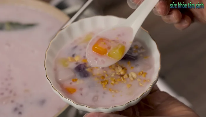 Serve hot, garnished with roasted peanuts or sesame seeds.