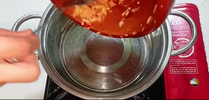 Heat cooking oil in a pot. Add the remaining blended ingredients and saute until fragrant and golden brown.