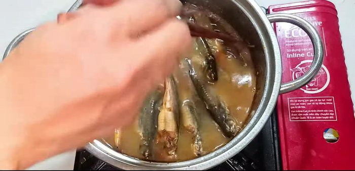 Add 200ml of fresh coconut water, mix well, and bring to a boil. Adjust the fish to be covered in liquid.