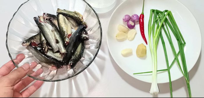Clean and prepare the goby fish. Rinse with water and drain.