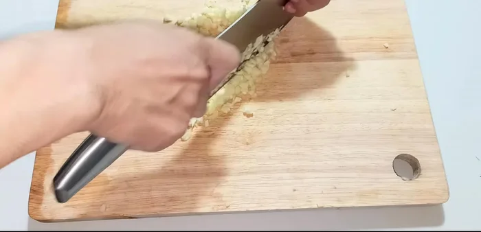 Chop garlic: Chop the garlic coarsely.