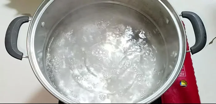 Blanch the lentils: Boil water, add dissolved coffee to keep the lentils green. Add the lentils to the boiling water and stir well, ensuring they are submerged.