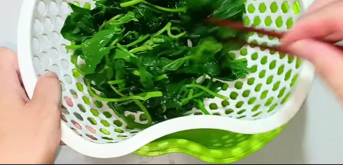 Drain the lentils: Drain the lentils thoroughly in a basket.