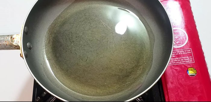 Stir-fry: Heat cooking oil in a pan. Add garlic and fry until fragrant and lightly golden. Add lentils and stir-fry until evenly coated with oil (a short time as they’ve already been blanched).