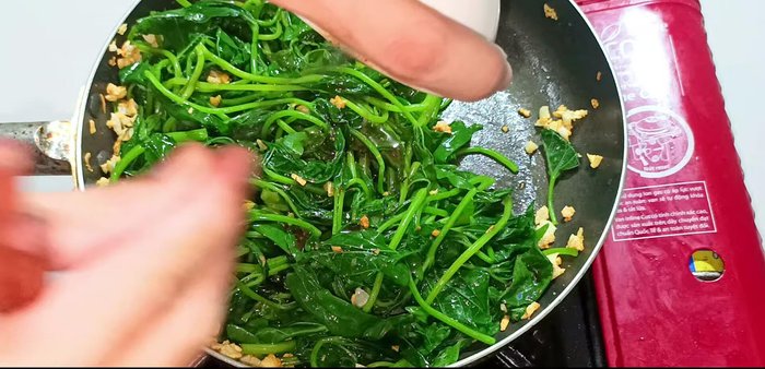 Add sauce: Add the stir-fry sauce and stir well for 30-40 seconds.