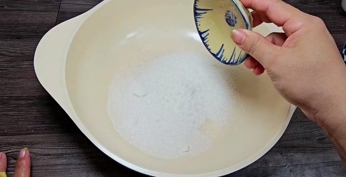 In a pot, combine 150g sugar, 150ml condensed milk, and 300ml concentrated coconut milk. Add salt (1/2 teaspoon). Stir until dissolved.