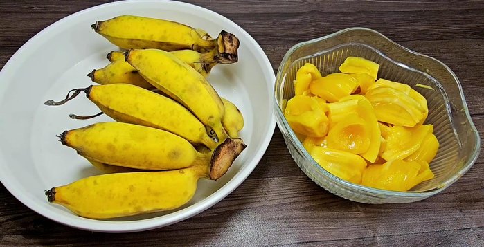 Prepare the ingredients: Peel and slice 1kg of ripe bananas. Prepare 300g of jackfruit (remove seeds).