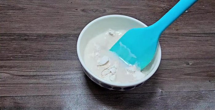 Dissolve 30g of skimmed coconut powder in 100ml of water.