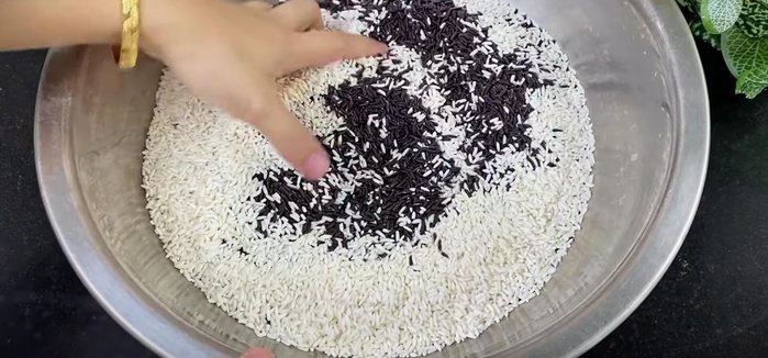 Combine charcoal sticky rice and glutinous rice in a basin. Add salt and enough water to cover the rice completely. Mix well and cover with a tray to soak overnight (6-8 hours).