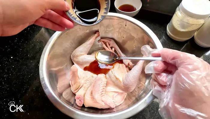 In a bowl, combine the minced shallots and garlic, oyster sauce, soy sauce, dark soy sauce, half the honey (30g), seasoning powder, and salt. Mix well.