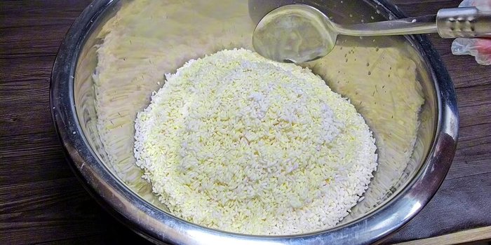 Add 200ml of lye water to the drained sticky rice and mix well. Let it sit for 2 hours.