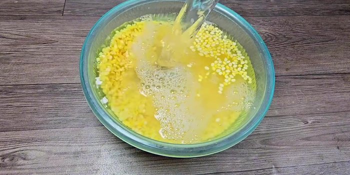 Soak mung beans in water for 2 hours. Then, cook until soft with 200-250ml water.