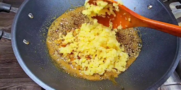 Add cooked mung beans, salt, and stir continuously until thickened.