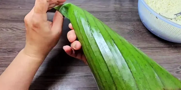 Prepare banana leaves (approx. 18cm wide, 22-24cm long). You can dry them or blanch in boiling water.