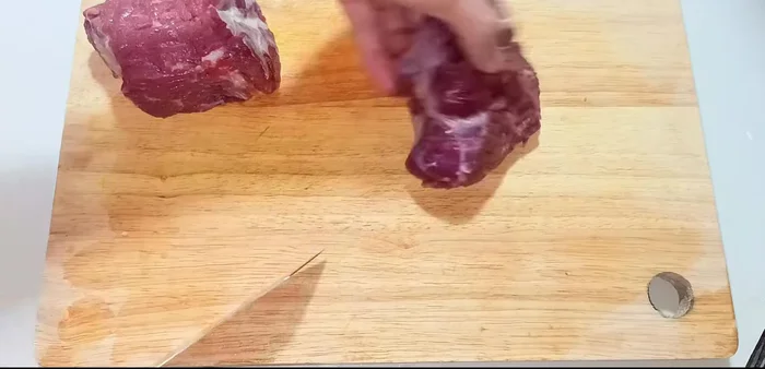 Prepare the beef: Cut across the grain of the beef to ensure tenderness. Marinate the beef with seasoning, MSG, sugar, ground pepper, soy sauce, cooking oil, oyster oil, and minced garlic for 20 minutes.