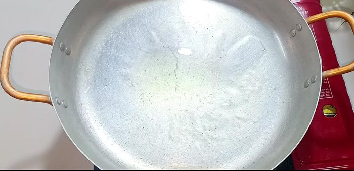 Stir-fry the beef: Heat cooking oil in a pan. Stir-fry the beef over high heat until slightly rare. Let it cool completely.
